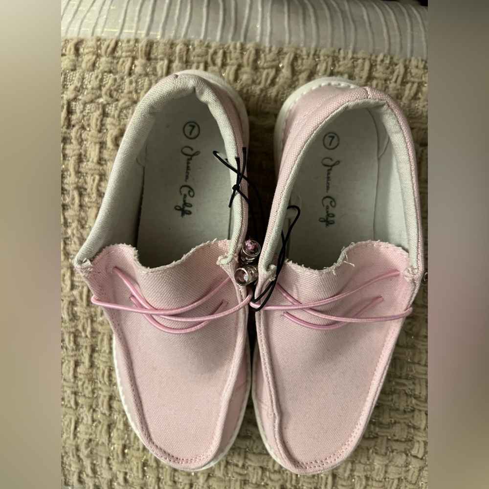NWOT Jessica Carlyle slip on canvas shoes. Size 7.